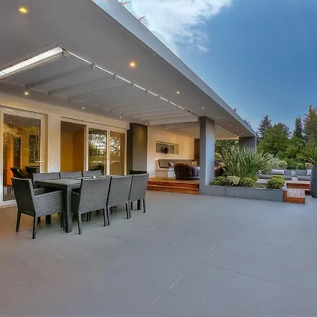 Equipped With Outside Dining Table And Bed So You Can Enjoy Your Meals Villa *