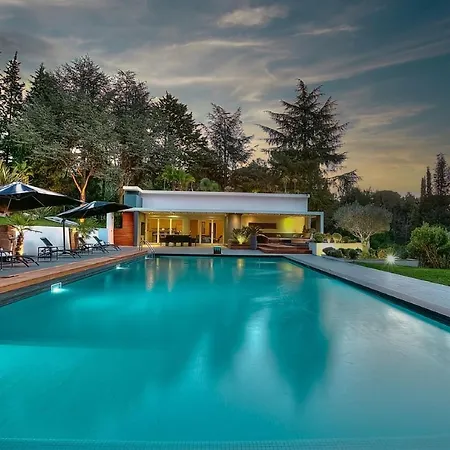 Equipped With Outside Dining Table And Bed So You Can Enjoy Your Meals Villa Nice